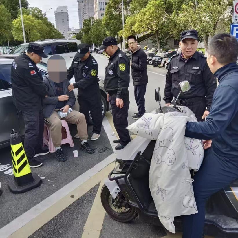 暖心瞬間！贛縣區(qū)政中心路人暈倒，燕興保安迅速救助轉(zhuǎn)危為安